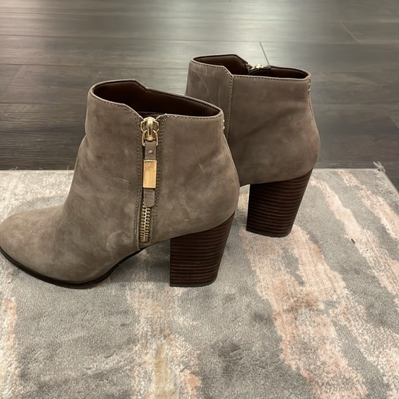 Grey Suede Boots with brown block heel by Aldo - Picture 2 of 5